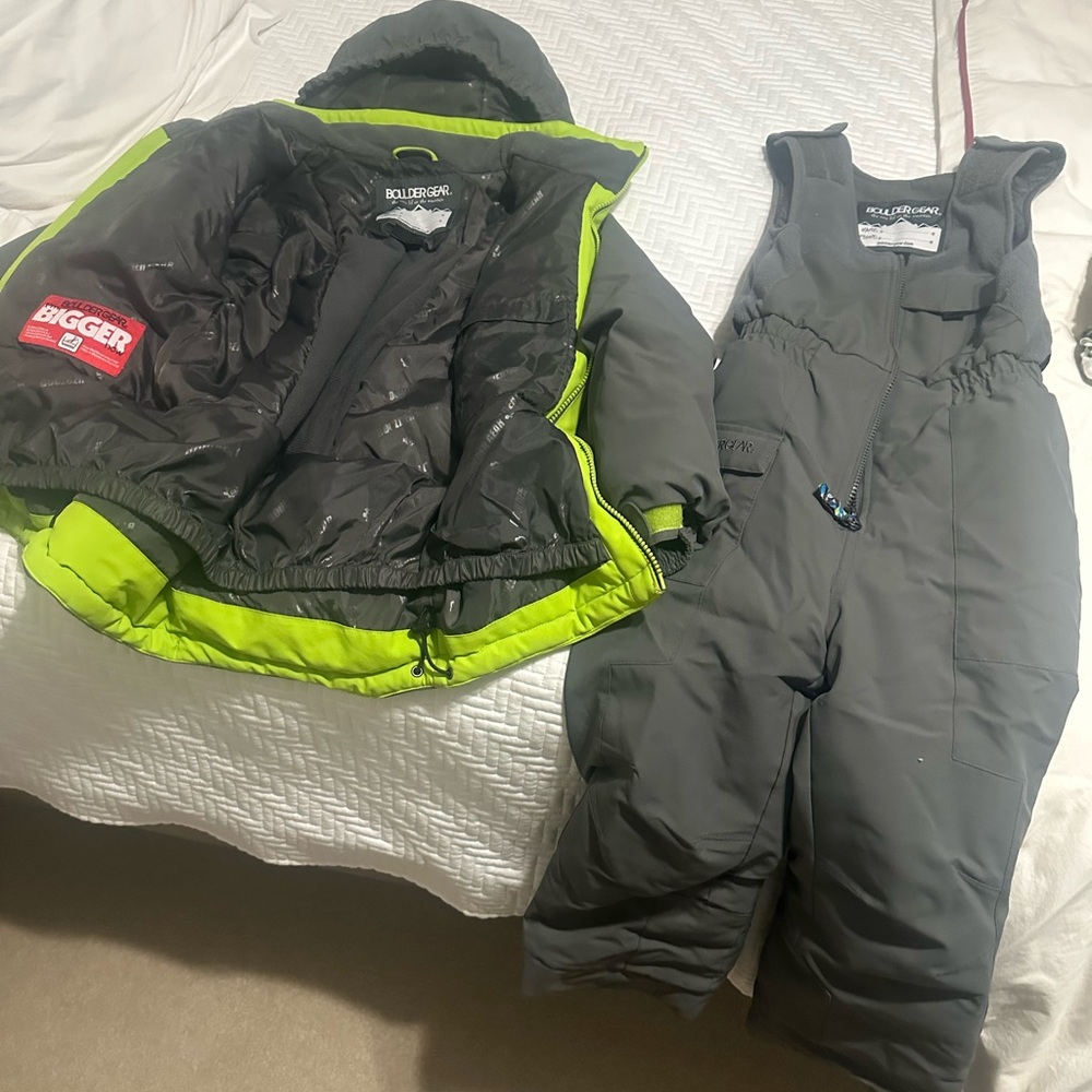 Boulder Gear Gray and Green Snowsuit Set. Unisex. Jacket size 7, suit is size 6.